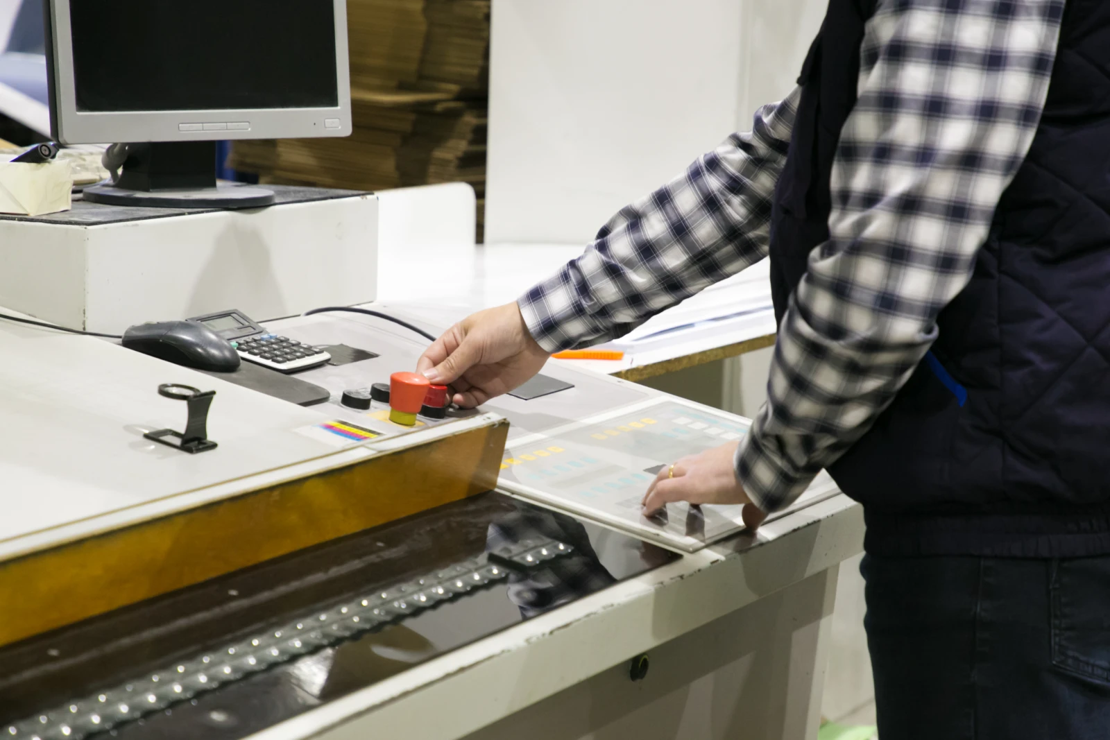 Detalle de grabado láser de alta precisión en superficie metálica